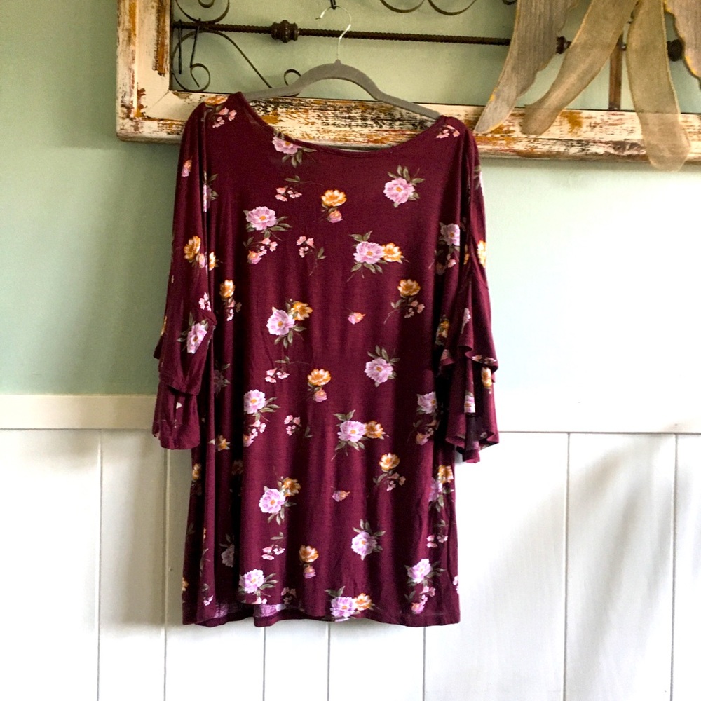 Women’s Plus size 3x. Burgundy and floral top.